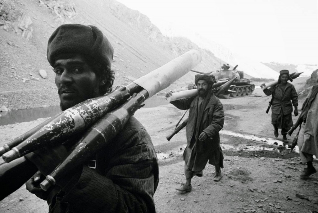 AFGHANISTAN. Combattenti talebani che si muovono contro le forze di Masood. 1996.